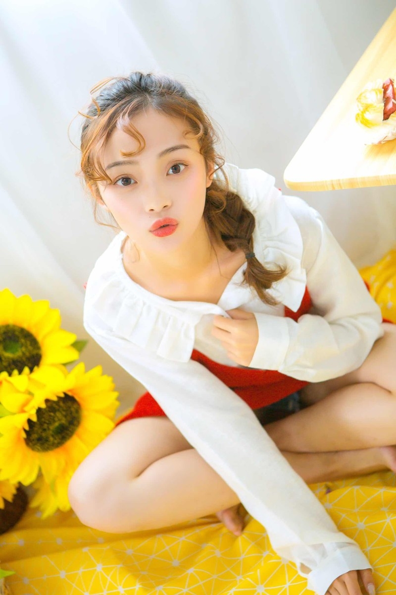 向日葵麻花辫美女唇红齿白气色红润笑容甜美图片