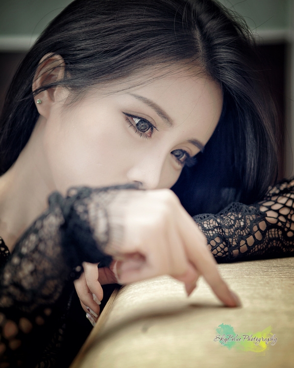 异域风情电眼美女蕾丝美乳前凸后翘图片