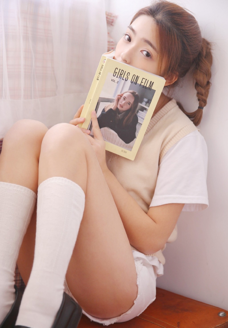 小皮鞋白丝袜美女五官清秀背心毛衣搭热裤活力满满图片