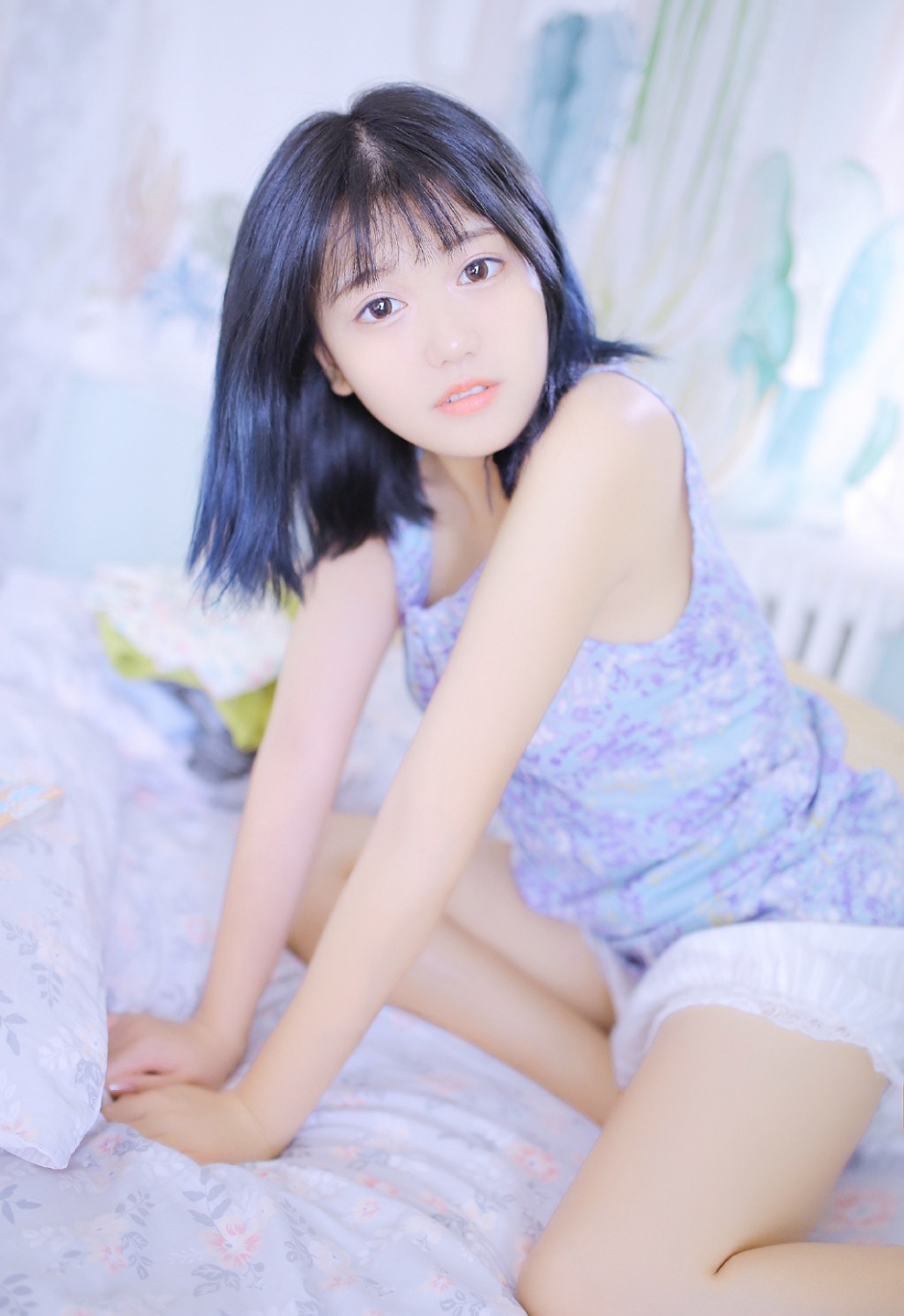 包子脸少女眉清目秀碎花吊带白色短裤细胳膊小腿图片