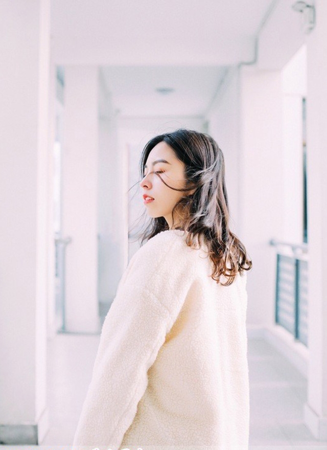 牛仔裤美女飘逸卷发精致侧颜唯美图片