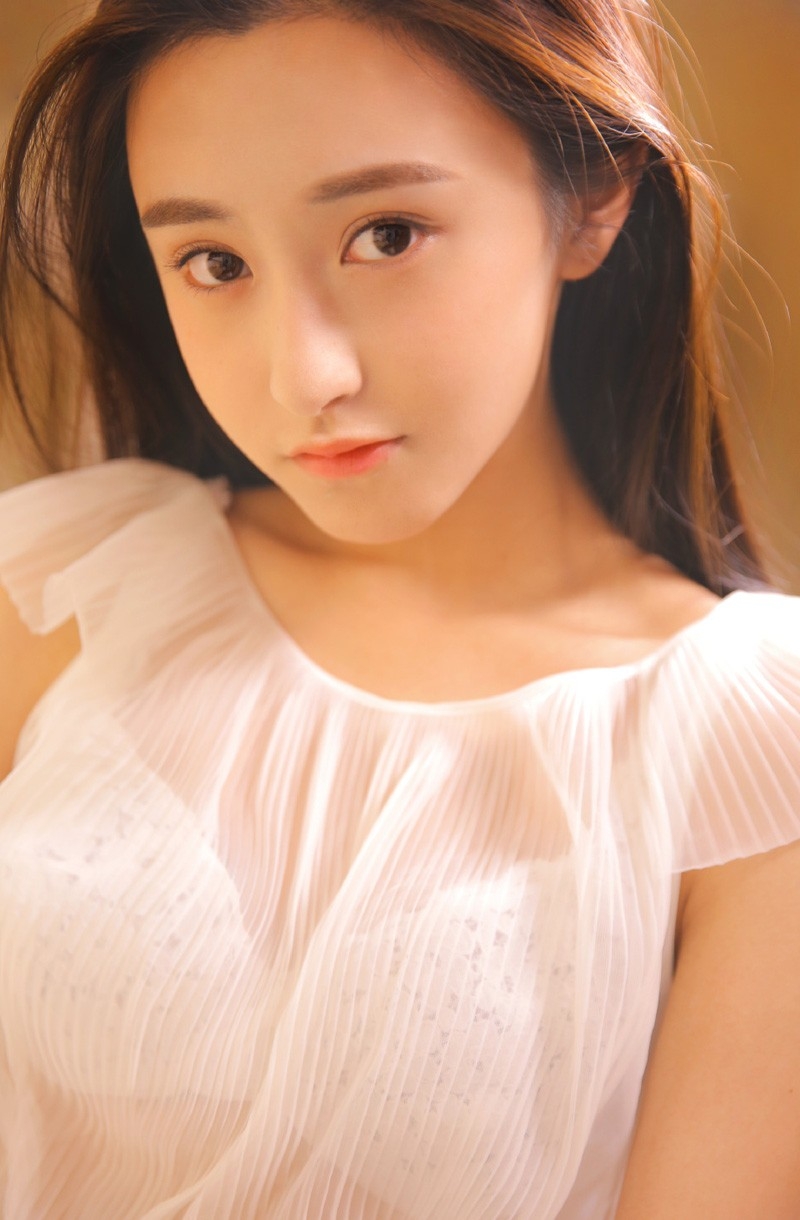 薄嘴唇杏仁眼氧气美女柔顺直发零瑕疵毛孔皮肤细腻图片