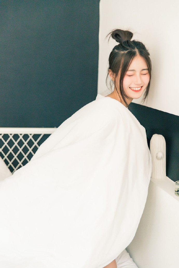 丸子头美女脸蛋白里透红白衬衫运动短裤露白瓷肌肤图片