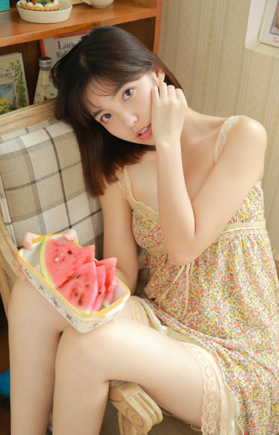 小平胸少女吊带碎花裙秀优美颈部线条歪头直视前方图片