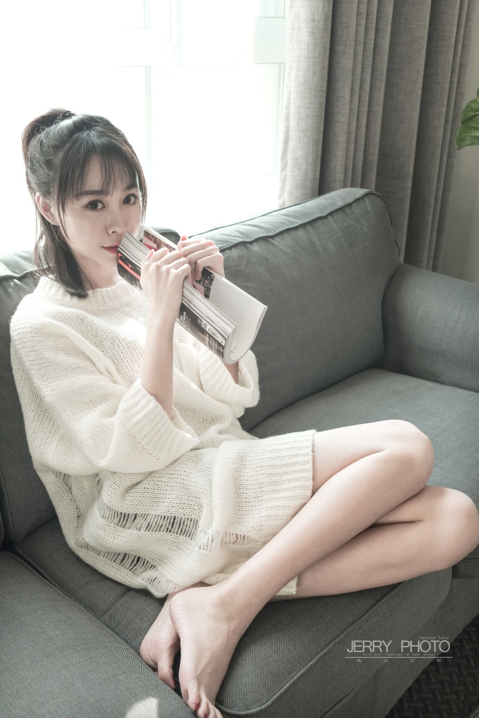 红唇美女姜迪白色毛衣裙露修长美腿图片