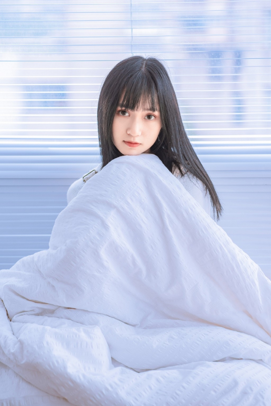 大眼睛美女长发披肩气质清纯私房图片