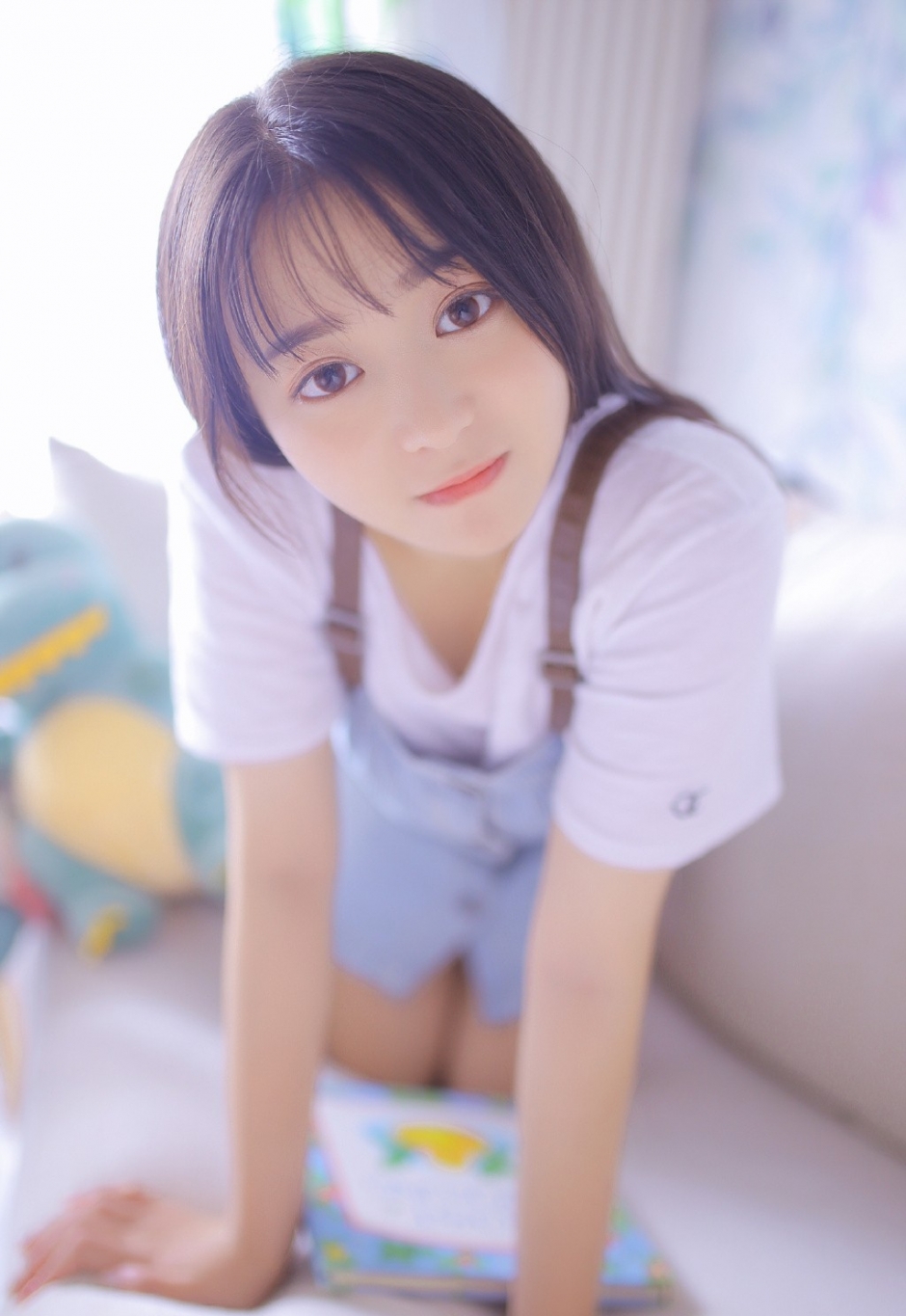 包子脸少女眉清目秀碎花吊带白色短裤细胳膊小腿图片