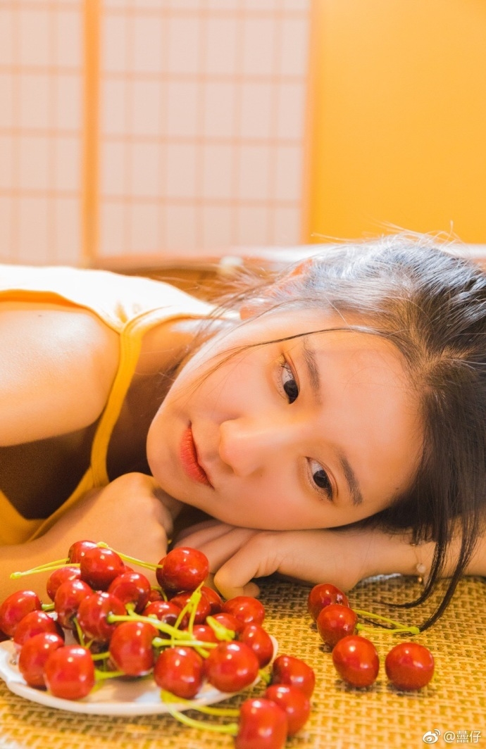 樱桃美少女发丝凌乱唇红齿白私房图片