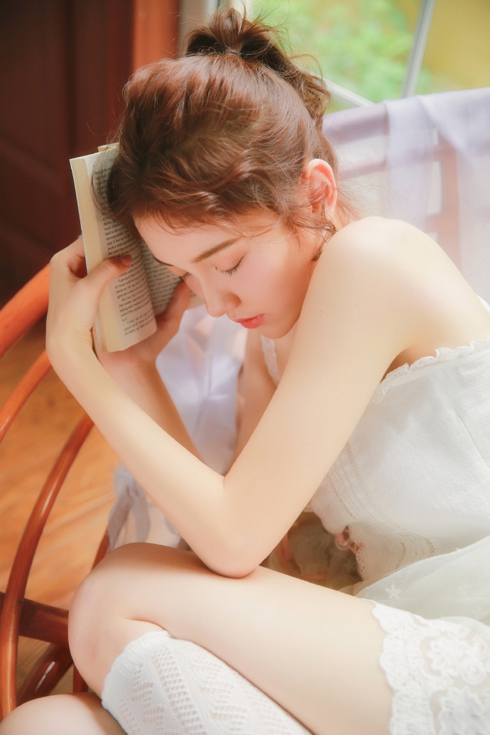 小卷毛美女脸蛋白里透红吊带短裤白丝长腿清纯气质图片