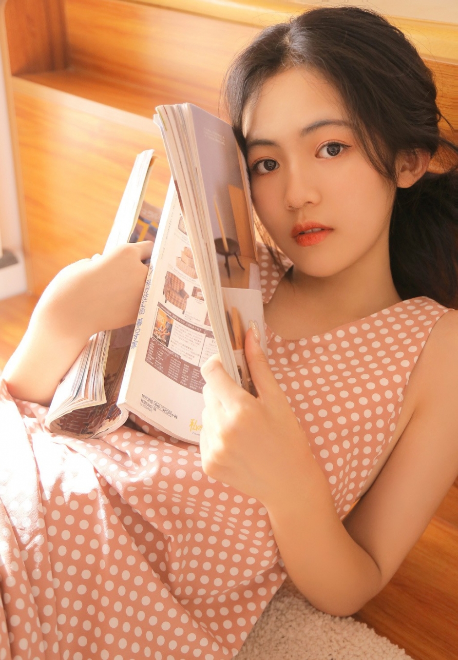 早安美少女发丝凌乱姿态慵懒居家图片