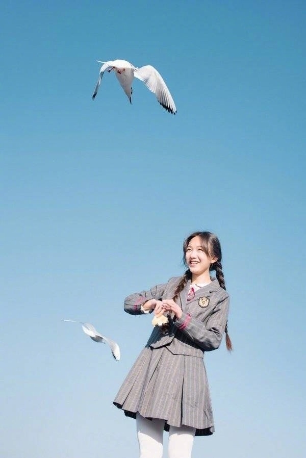 麻花辫制服美女校花白丝美腿诱惑图片