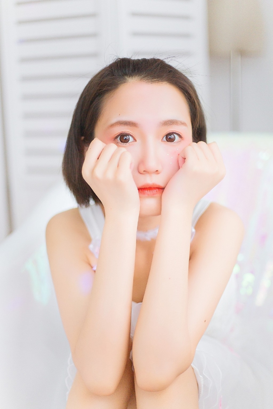 饱满苹果饥俏皮短发小女生蓬蓬白纱裙脸颊白里透红图片