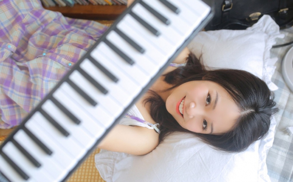 吊带短裙美女光滑牛奶肌露齿甜笑图片