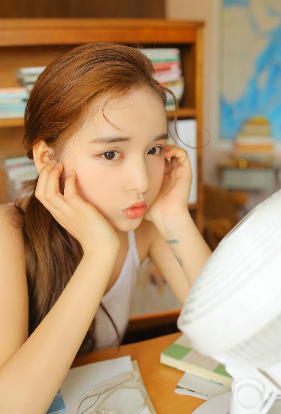 粉嘟嘟香唇氧气美女亚麻色长发白嫩鹅蛋脸精致五官图片