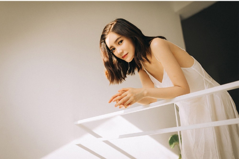 浴室美女深v吊带秀事业线大胆裸背图片