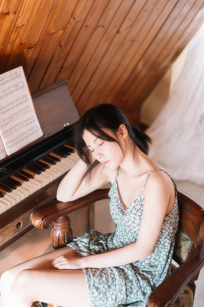 马尾辫美女吊带碎花裙露香肩美腿图片