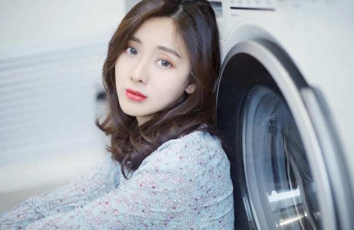 碎花连衣裙美女漂亮脸蛋微卷秀发图片