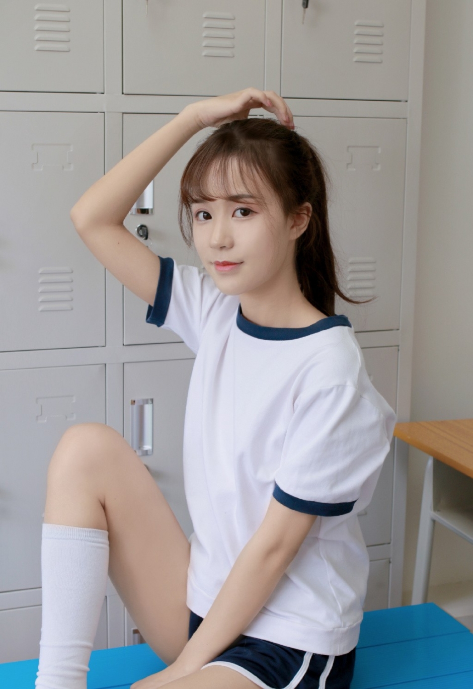 运动服美女纤细身材白丝长腿诱惑图片