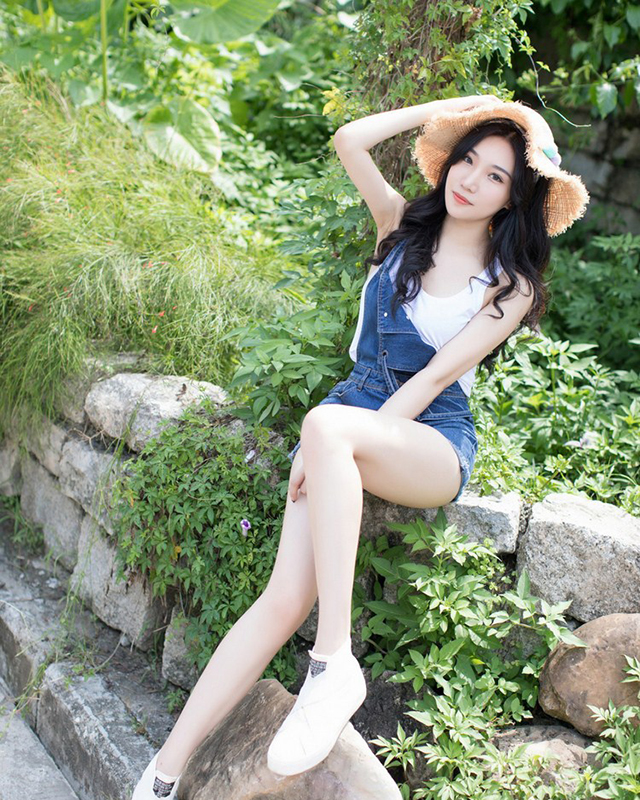 前凸后翘的巨乳细腰美女写真 长腿大胸美女完美身材图片