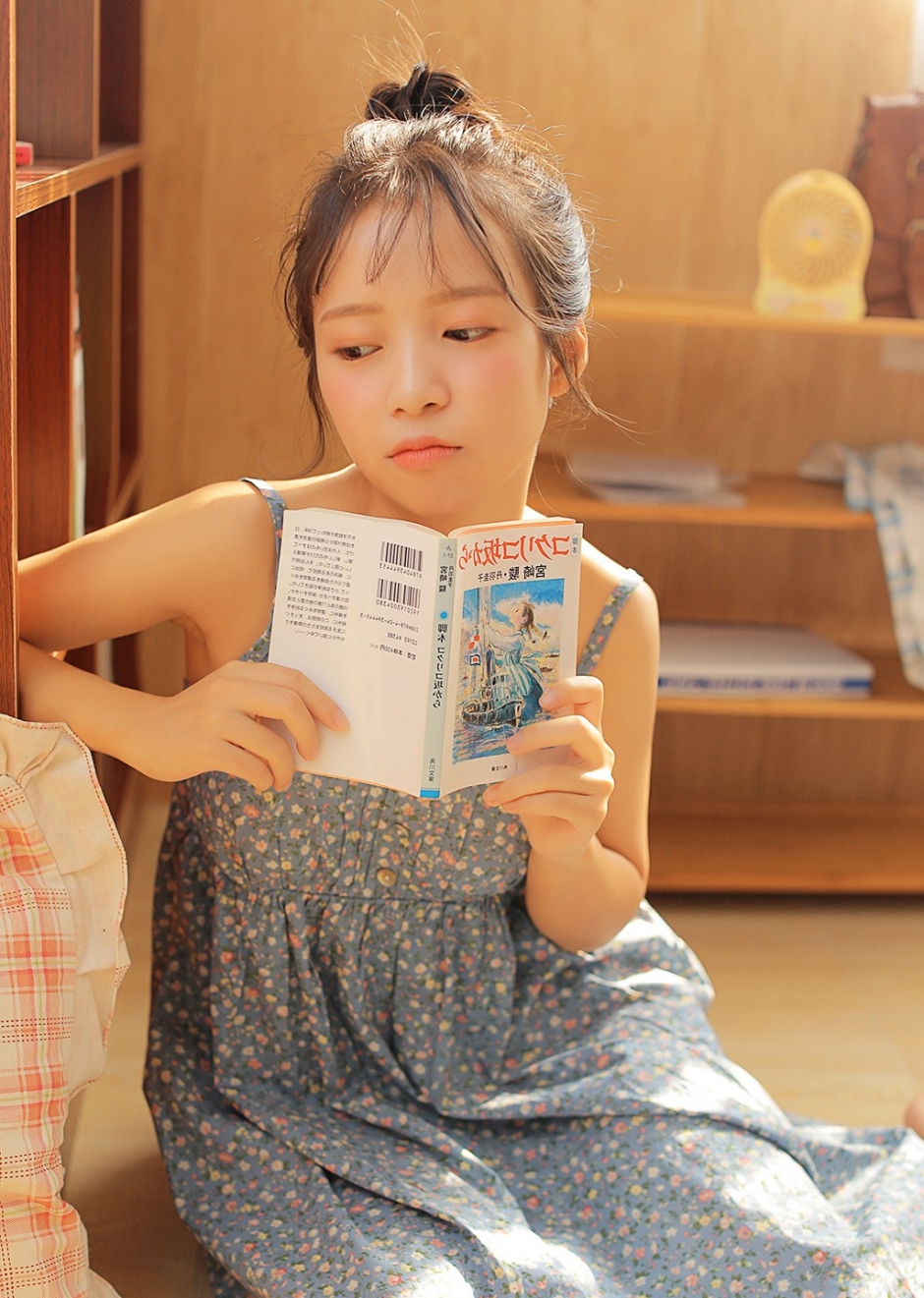 碎花裙美女脸蛋白里透红精致锁骨图片