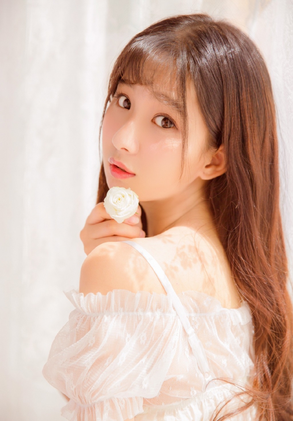 蓬松直刘海美女黑溜溜瞳孔樱桃小红唇满脸胶原蛋白图片