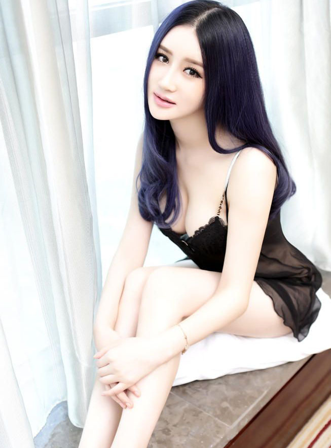 黑色内衣美女图片