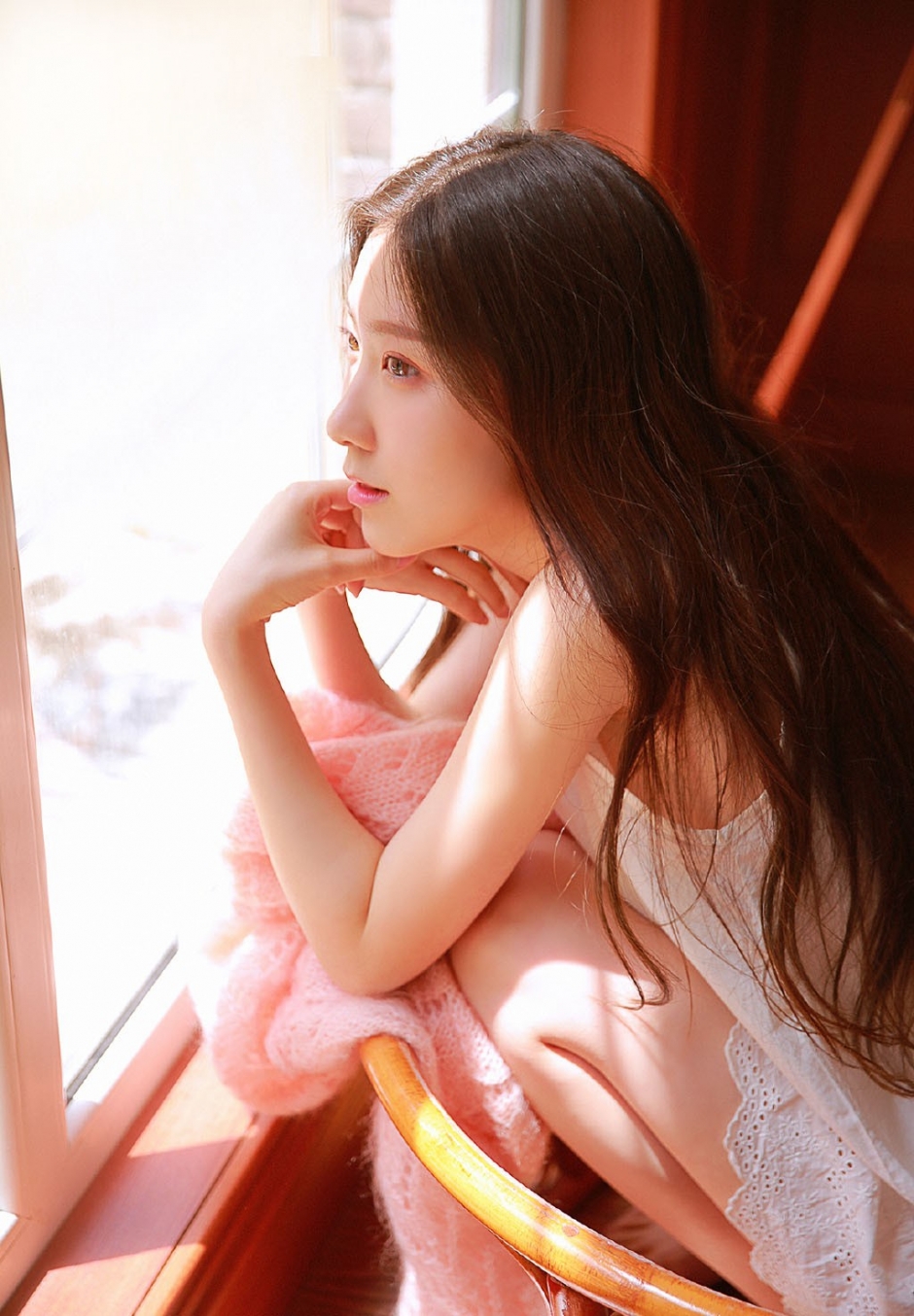 美女尤物慵懒卷发精致侧颜露齿甜笑图片