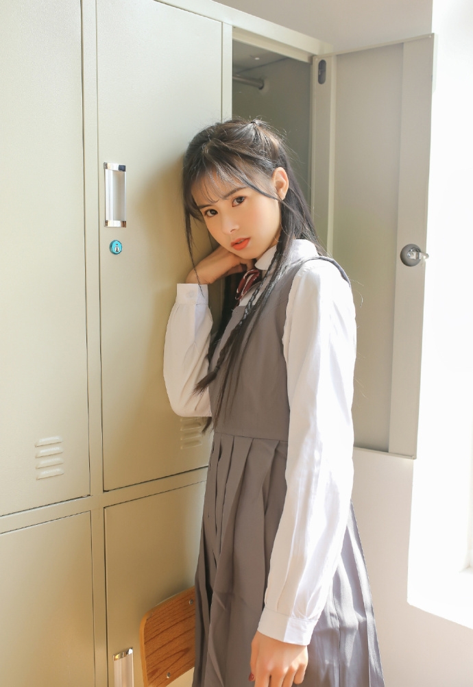 灰色制服美女学生精致编发漂亮脸蛋图片