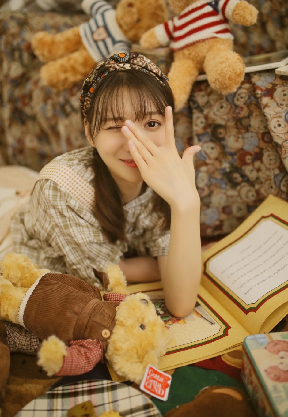 双马尾辫元气女孩满脸胶原蛋白森女系装扮露齿甜笑图片