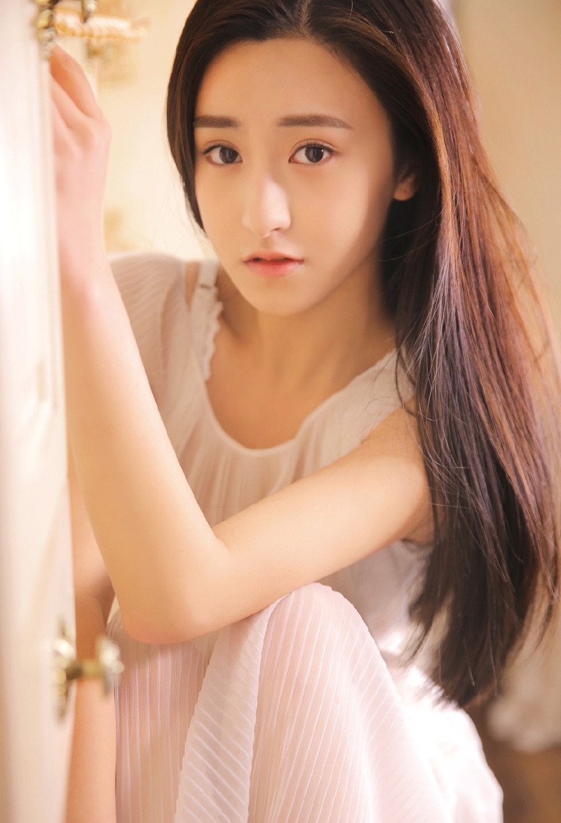 薄嘴唇杏仁眼氧气美女柔顺直发零瑕疵毛孔皮肤细腻图片