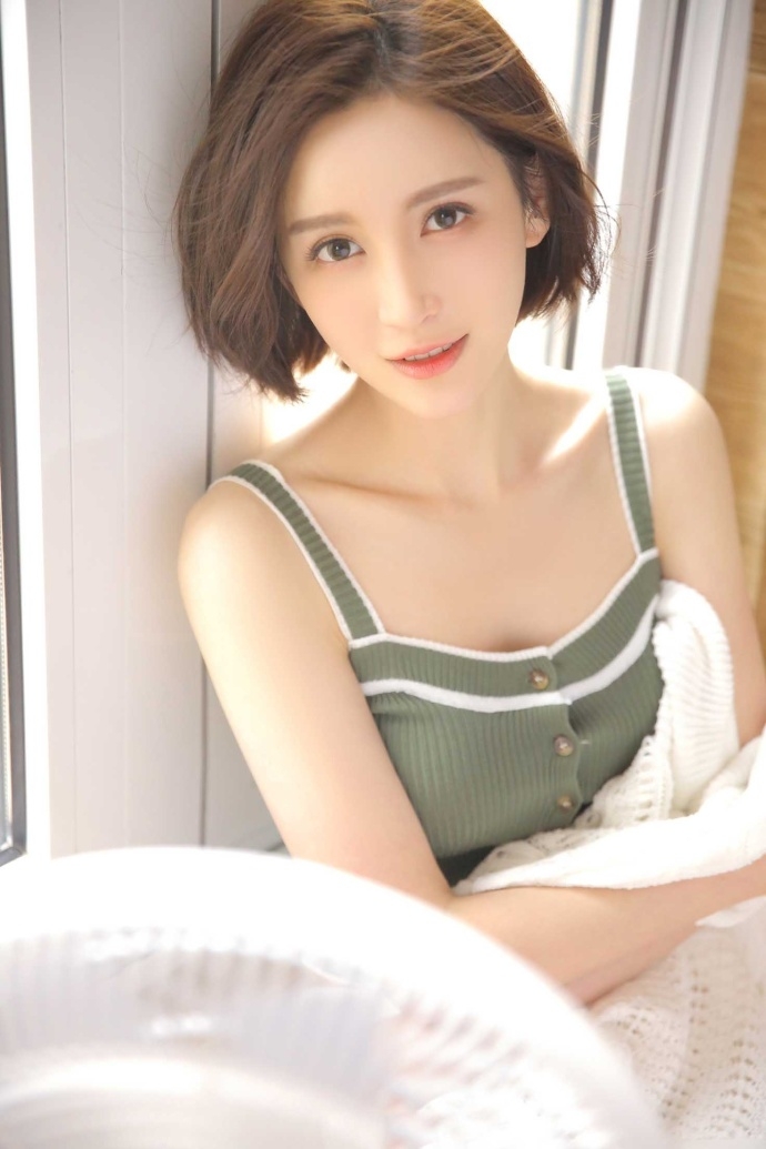 韩式短发美女精致小v脸吊带衫超短裤大秀香肩美腿图片