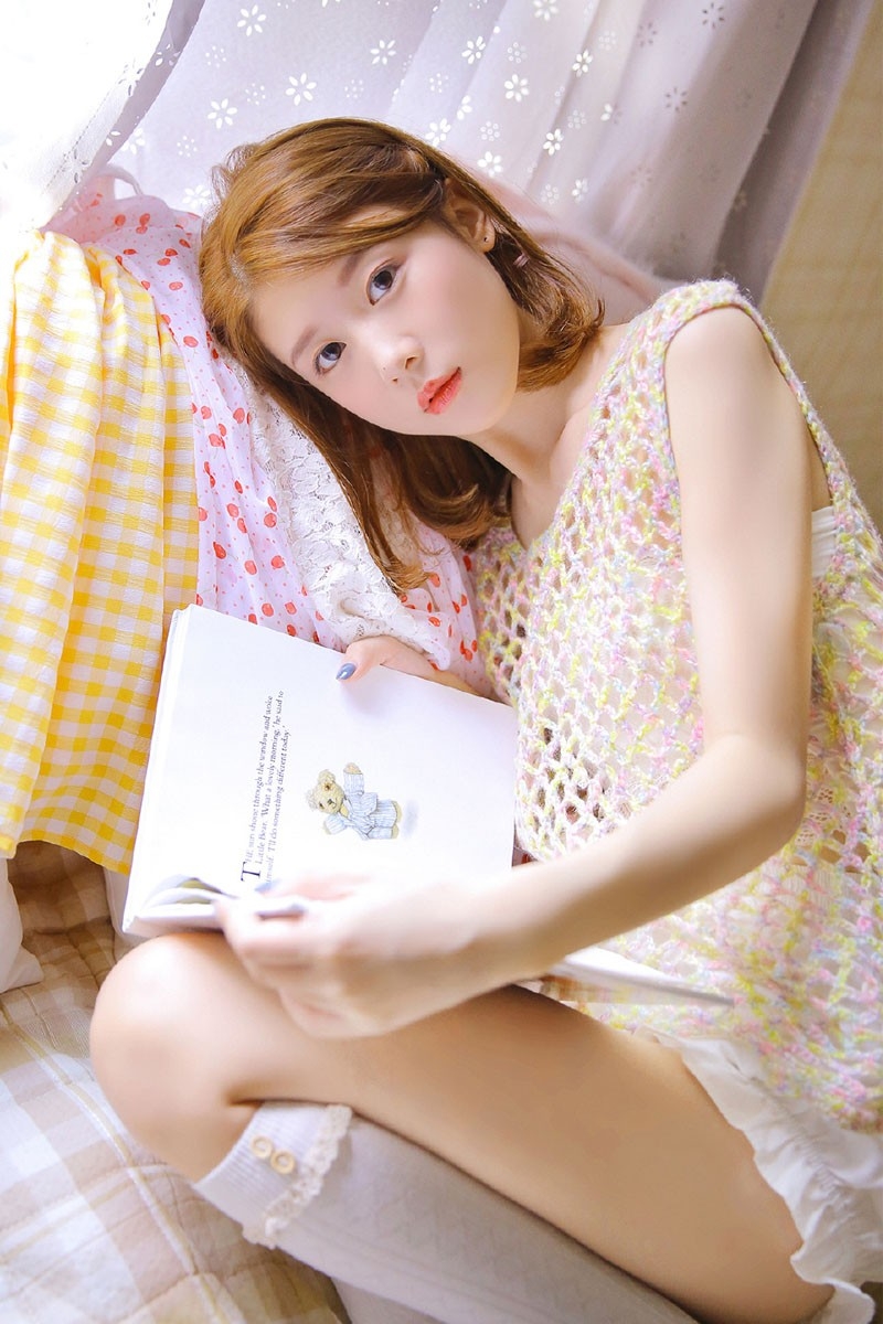 裹胸萌妹子白嫩皮肤诱人白丝长腿图片