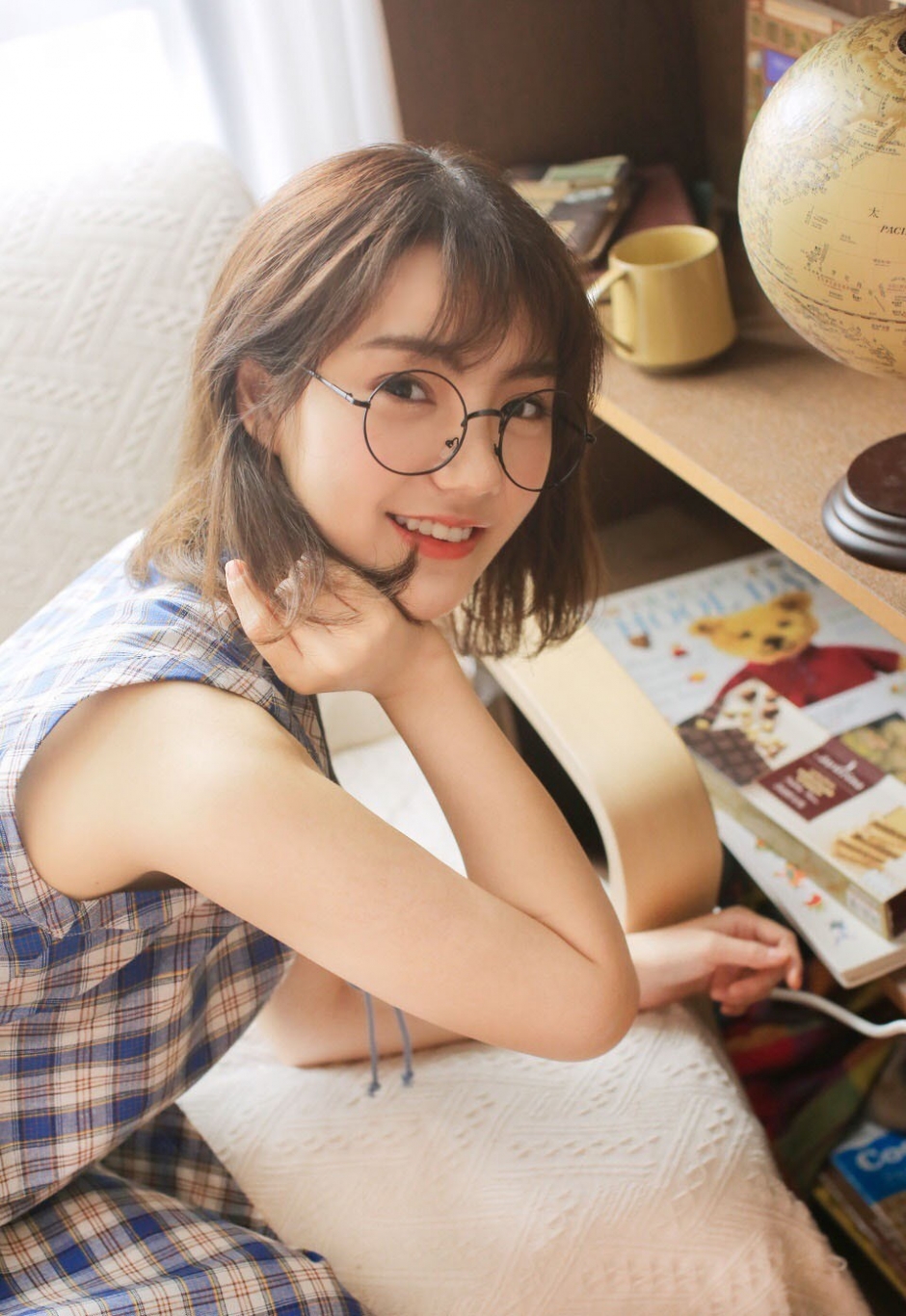 眼镜妹美女粉嫩脸蛋白丝长腿诱惑图片