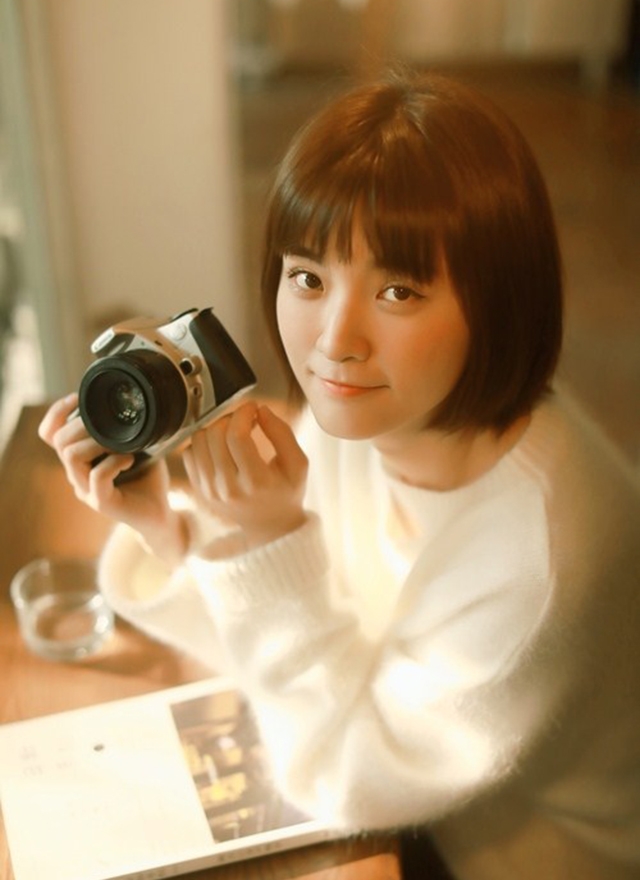 阳光下美女粉嘟嘟脸蛋可爱学生头图片