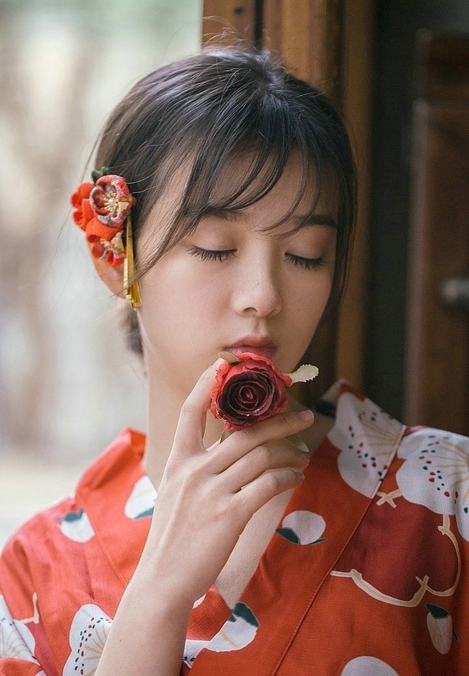 日本白嫩和服美女睫毛弯弯樱桃小嘴图片