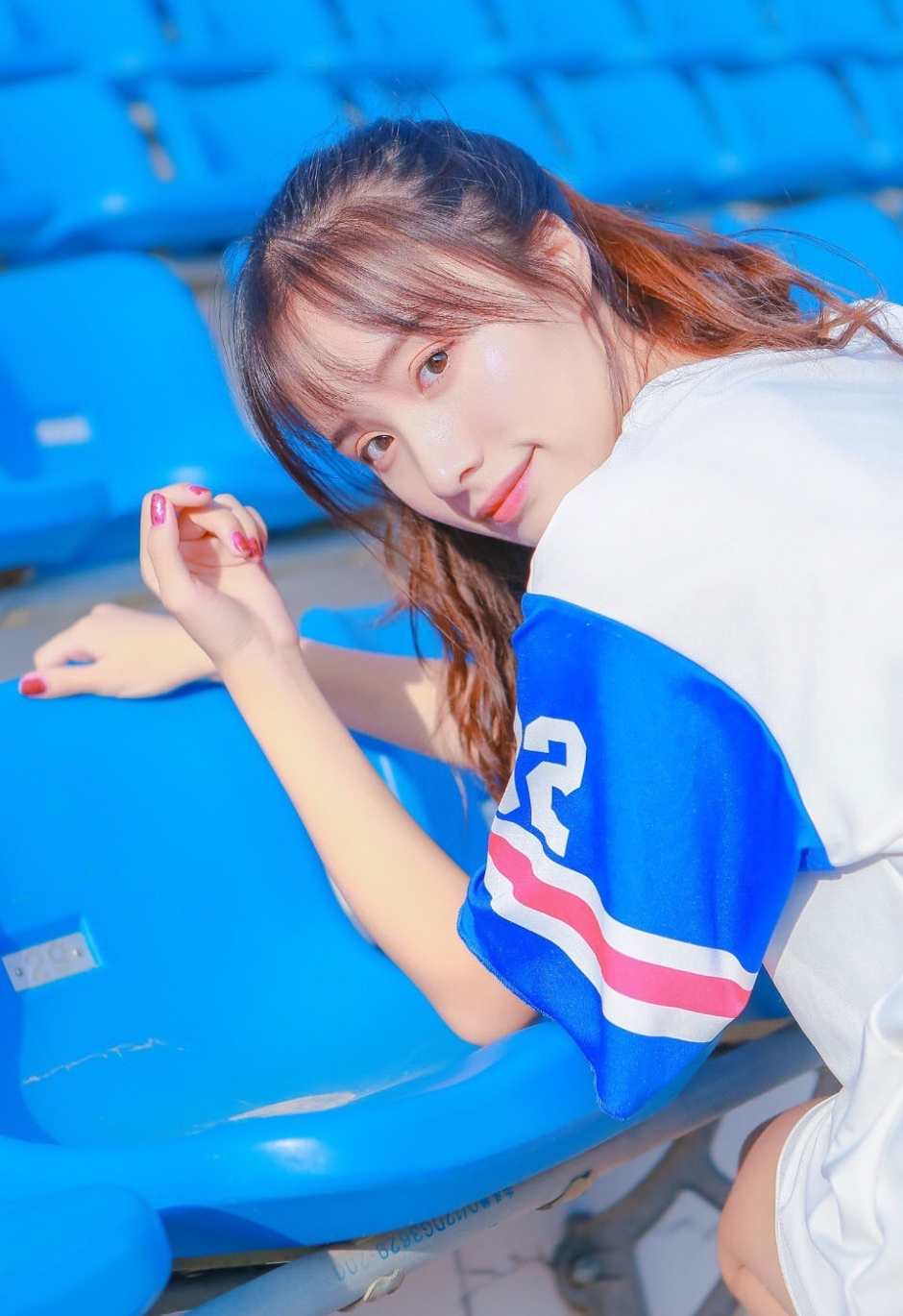 运动服美女高束马尾修长美腿户外图片