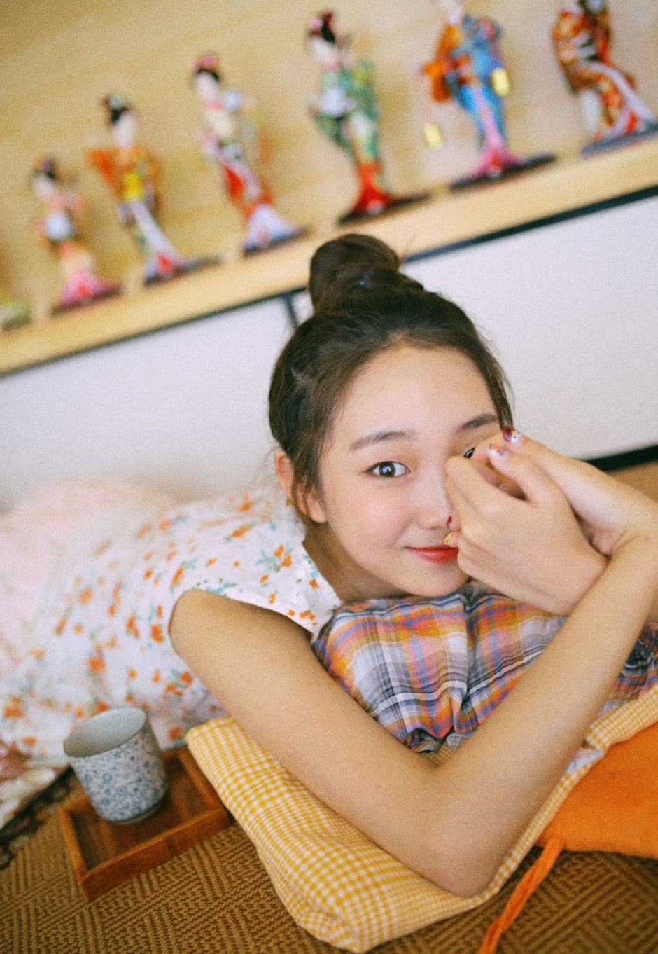 丸子头美女露齿甜笑姿态撩人居家图片