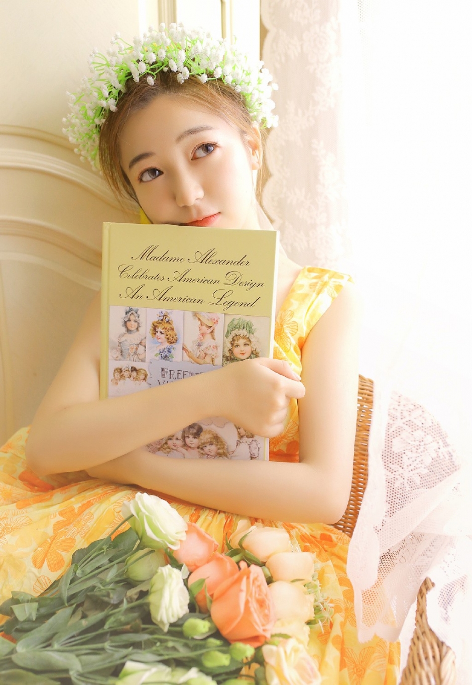 头戴花环美女皮肤水嫩黄色连衣裙露牛奶肌斜眼沉思图片