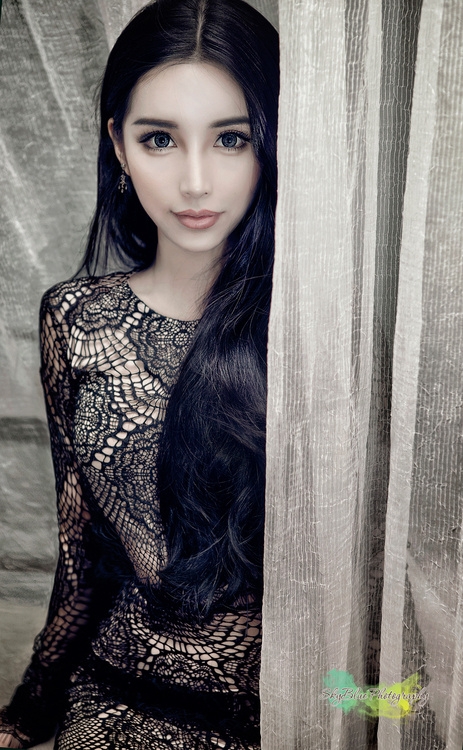 异域风情电眼美女蕾丝美乳前凸后翘图片