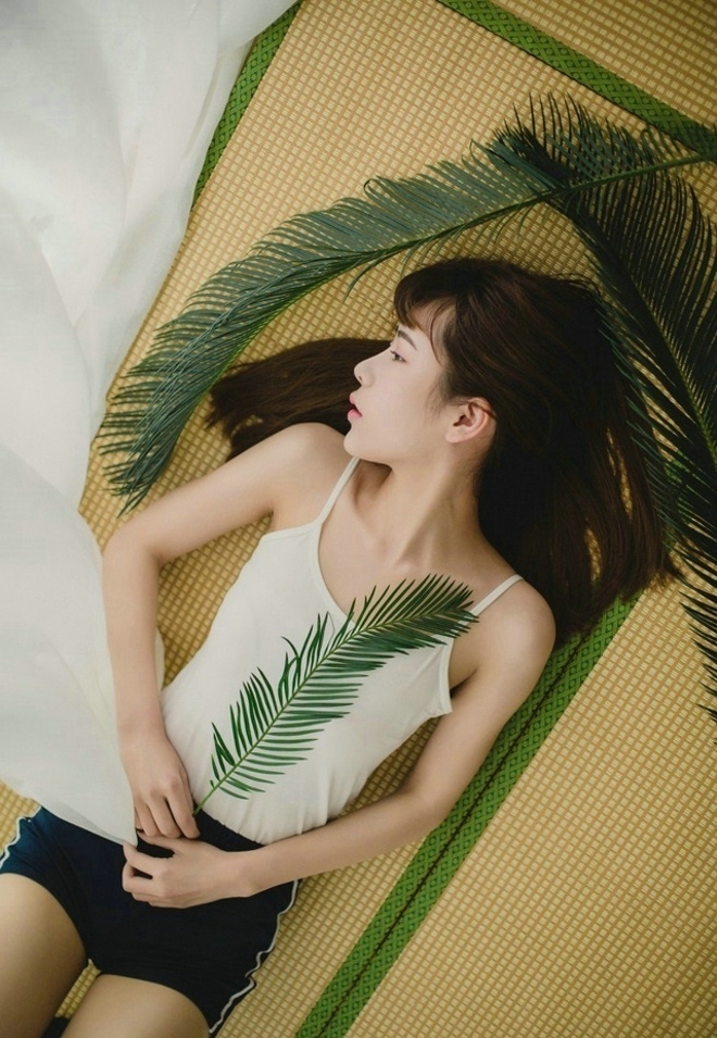 黑袜美腿美女吊带短裤白嫩牛奶肌图片