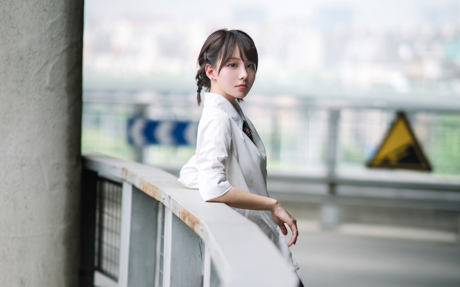 俏皮短发美女学生妹校园制服街拍图片