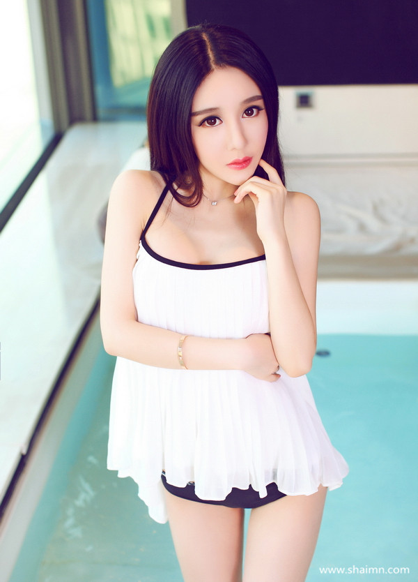 我的黑色超短裙：黑丝袜美女图片欣赏