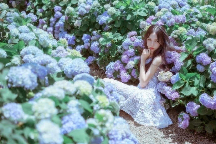 日系小清新美女及腰长发蕾丝连衣裙图片