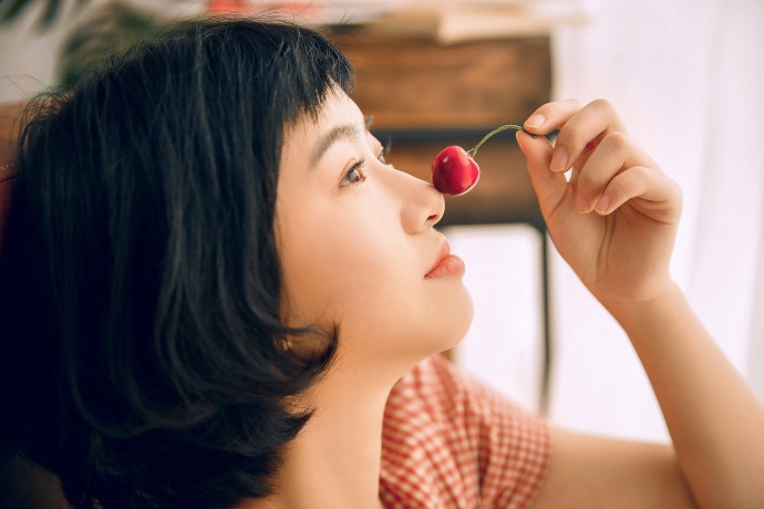 清纯眼镜妹红色连衣裙狗啃式短发图片