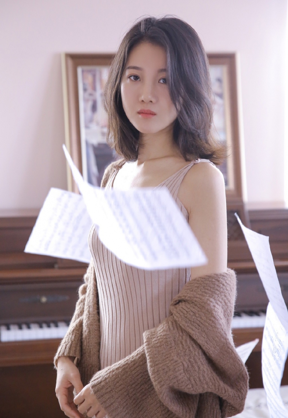 针织吊带衫身形修长美女大眼迷离气质忧郁躺姿慵懒图片