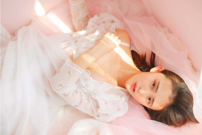 小清新美女迷离大眼脸蛋泛红蕾丝纱裙露白嫩酥胸图片