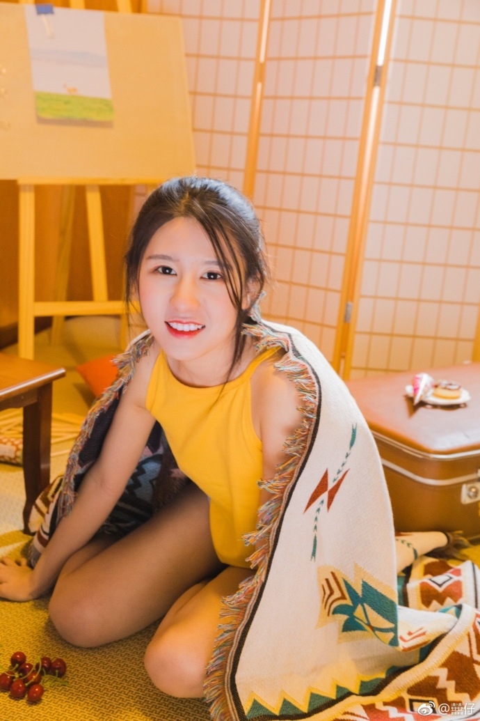 樱桃美少女发丝凌乱唇红齿白私房图片