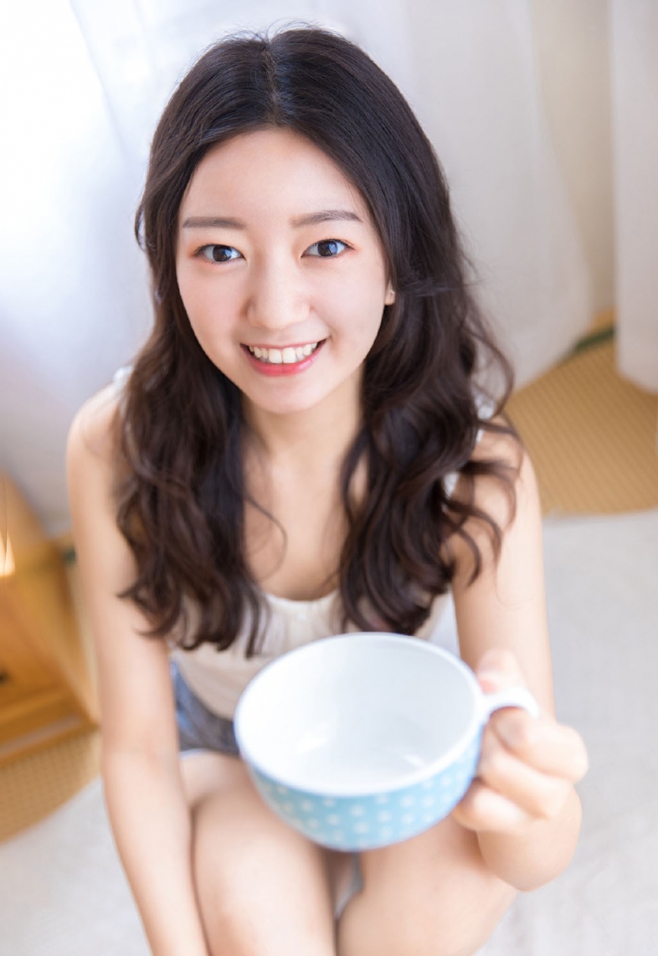 单眼皮美少女蓬松卷发纤细四肢露齿甜笑居家写真