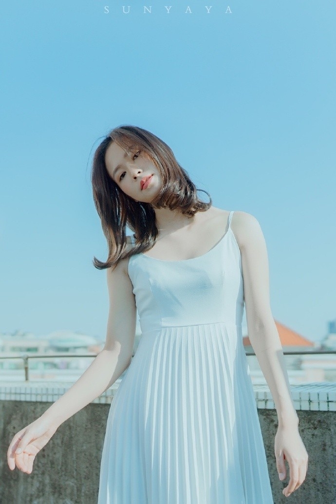 纯白吊带长裙美女鹅蛋脸白里透红身材苗条天台图片