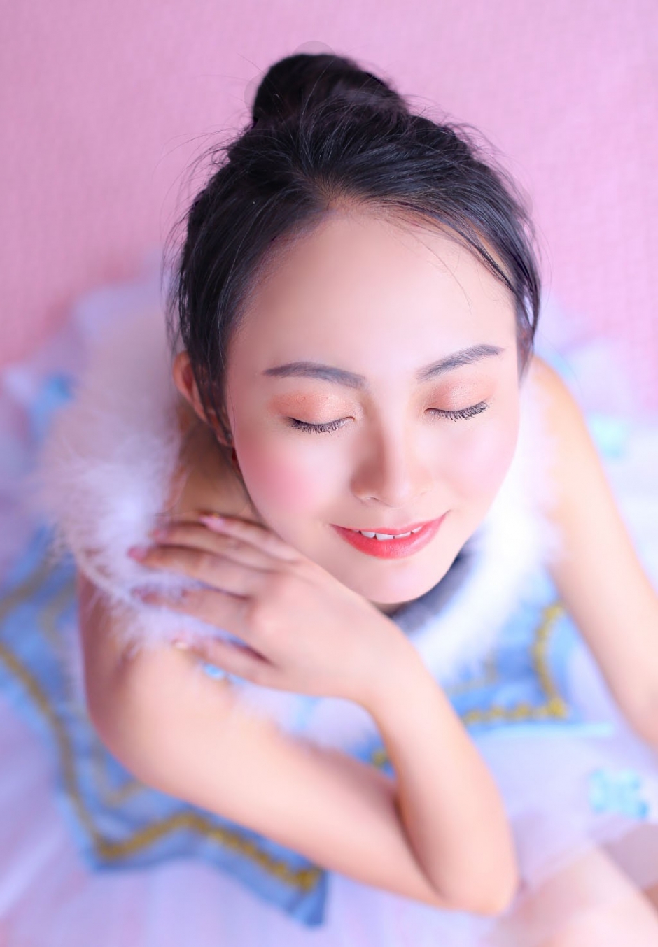 芭蕾舞美女高扎丸子头脸蛋白里透红修长美腿图片